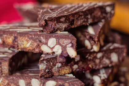 Chocolate tiffin recipe - Netmums Chocolate Tiffin Recipe, Chocolate Fridge Cake, Healthy Fridge, Nigella Lawson Recipes, Fridge Cake, Chocolate Raisins, Biscuits Graham, Tiffin Recipe, Glace Cherries