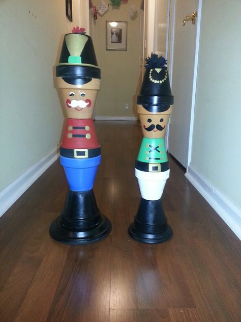 Diy Terra cotta nutcrackers! Terra Cotta Pot Crafts Diy, Clay Pot Projects, Flower Pot People, Christmas Soldiers, Terra Cotta Pot, Terra Cotta Pot Crafts, Christmas Pots, Flower Pot Crafts, Christmas Clay