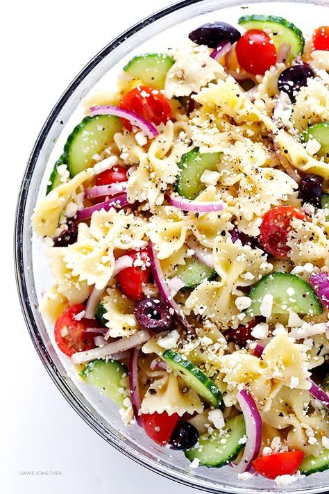 Hosting an Awards Party? Make this healthy bowtie pasta salad | Whole Foods Market || via Gimme Some Oven Macaroni Salads, Salad Caprese, Mediterranean Pasta Salad, Bowtie Pasta Salad, Mediterranean Pasta Salads, Resep Pasta, Make Ahead Salads, Mediterranean Pasta, Hispanic Kitchen