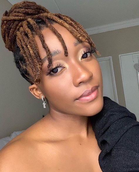 Jungle Barbie (Locs & Health) on Instagram: “Do you like wearing bangs? Comment below 👇🏾👇🏾👇🏾👇🏾👇🏾📸: @misskobeli shows us that you don’t have to cut your hair to get #bangs #fauxbangs…” Fringe Dreadlocks, Barbie Locs, Locs Updo, Loc Curls, Traditional Locs, Loc Ideas, Simple Braids, Loc Updo, Hair Expo