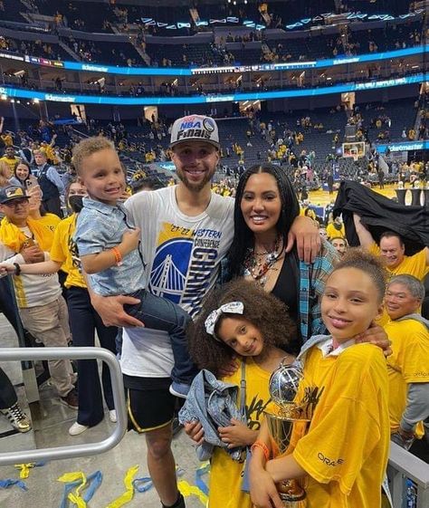 Steph And Ayesha, Ayesha And Steph Curry, Stephen Curry Family, Stephen Curry Ayesha Curry, The Curry Family, Stephen Curry Wallpaper, Stephen Curry Pictures, Curry Warriors, Nba Stephen Curry