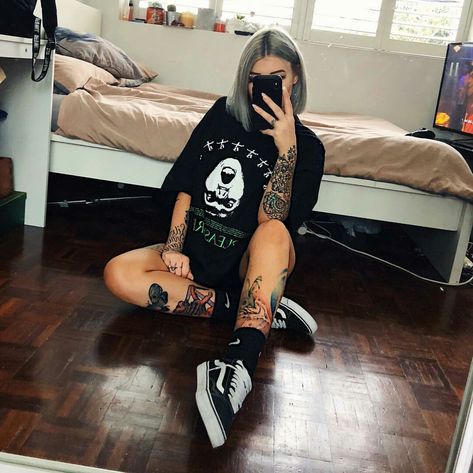 Outfits With Tattoos Style, Emo Band Tee Outfits, Edgy Vans Outfits, Fall Bartending Outfits, Tattoo Artist Aesthetic Outfit, Alternative Gym Outfits, Sporty Goth Outfits, Casual Alternative Outfits Summer, Alt Workout Outfits