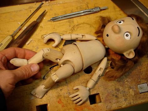 Doll Poses, Marionette Puppets, Types Of Puppets, Puppet Inspiration, Puppet Theaters, Wooden Puppet, Marionette Puppet, Puppet Theatre, Puppet Making