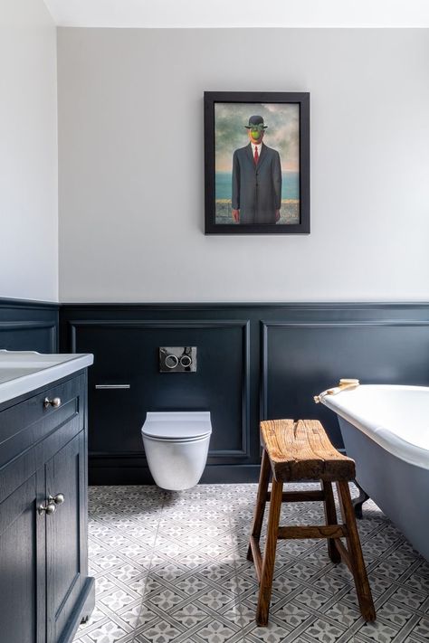 Blue Bathroom Ideas, Dark Blue Bathrooms, Navy Bathroom, New Bathroom Designs, Toilet Room Decor, Bathroom Paneling, Traditional Bathroom Designs, Small Toilet Room, New House Bathroom