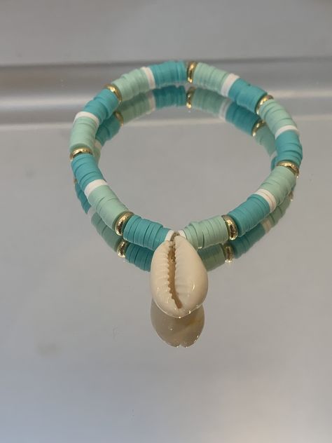 Sea Shell Clay Bead Bracelet, Clay Bead Bracelet Ideas Shell, Cute Bracelet Inspo Clay Beads, Clay Bead Bracelet Inspo Beachy, How To Put Shells On A Bracelet, Beach Theme Bracelets, How To Put A Shell On A Bracelet, Beachy Shell Bracelet, Cute Bracelet Ideas For Summer