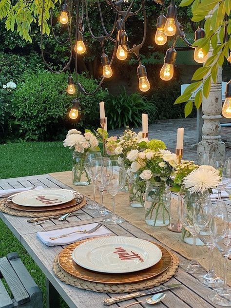 Today I am sharing more details about how I Created This Backyard Dinner Party For My Family. I love to host a dinner party and this one was one of the most special parties ever. Today I Am Sharing more details about the table, place cards, and floral arrangements. Outdoor Dinner Party Table, Outdoor Dinner Table, Dinner Party Tablescapes, Outdoor Hosting, Backyard Dinner, Backyard Dinner Party, Dinner Party Table Settings, Summer Table Settings, Dinner Party Decorations