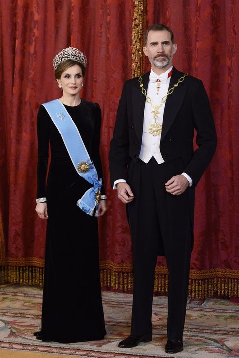 A Long-Sleeved Simple Black Gown | Pictures | POPSUGAR Latina4 Spanish Queen, Black Velvet Gown, Spanish Royalty, Estilo Real, Style Royal, Queen Of Spain, Velvet Gown, European Royalty, Gala Dinner