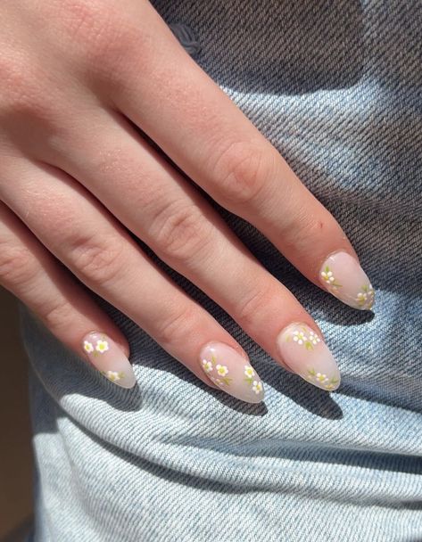 Small White Flowers Nails, Flowers On Clear Nails, Small Almond Nails Design Summer, March Nail Inspo Almond, Dainty Nails Almond, Tuscany Nails, Almond Nails Flowers, Milky White Nails With Flowers, Small Almond Nails Design