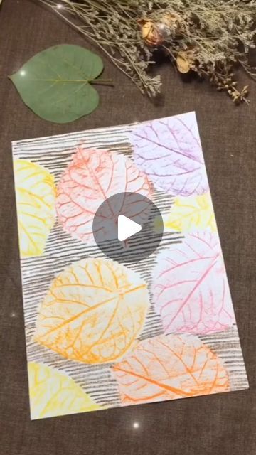 Leaf Transfer With Crayon, Frottage Art Ideas Easy, Leaf Texture Drawing, Texture Art For Kids, Leaf Crafts Kids, Fall Leaf Art Projects, Leaf Print Art, Tactile Art, File Decoration Ideas