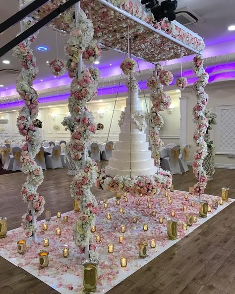 Wedding Cake Hanging From Ceiling, 10 Tier Wedding Cake, Hanging Cake Wedding, Stand Cake Design, Hanging Wedding Cake, Banquet Themes, Suspended Wedding Cake, Purple Paris, Hanging Cake