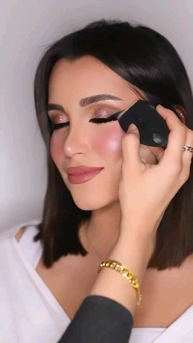 Beauty addiction ✨ on Reels | beautyaddctn · Original audio Class Makeup, Airbrush Make Up, Baking Techniques, Makeup For Hazel Eyes, Christmas Makeup, Airbrush Makeup, Professional Makeup, Money Maker, Mary Kay