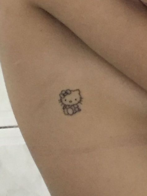 Min Tattoo, Tatuaje Hello Kitty, Hello Kitty Tattoo, Kitty Tattoo, Hello Kitty Design, Hello Kitty Tattoos, Tattoo Minimalist, Tattoo Magazine, Doodle Tattoo