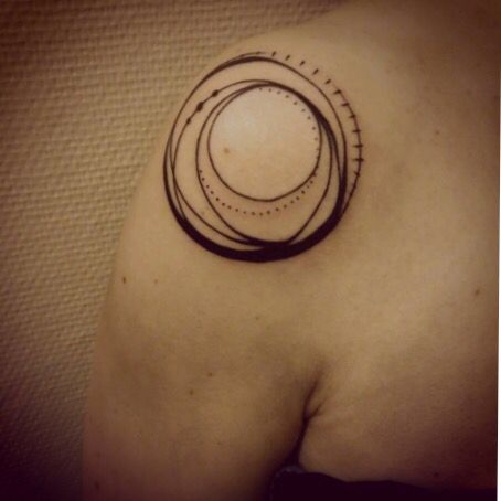 I love these overlapping circles! Circles Tattoo, Overlapping Circles, Circle Tattoo, Instagram Tattoo, Shoulder Tattoo, Tiny Tattoos, Tattoo On, Black Tattoos, Infinity Tattoo