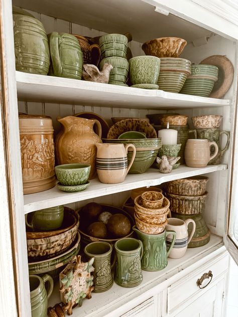 Pottery Collection Display, Thrifting Kitchenware, Cottage Core Western, Thrifted Dishes, Cream Farmhouse, Antique Decorating, Old Crock, Cottage Vibes, Pottery Display