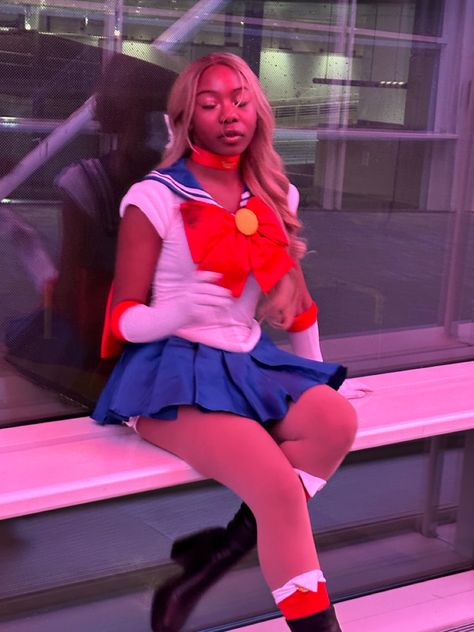 black girl sailor mooni Sailor Moon Cosplay Black Woman, Sailor Moon Halloween Costumes, Cosplay Black Women, Sailor Moon Halloween Costume, Anime Photoshoot, Sailor Moon Halloween, Sailor Moon Costume, Moon Costume, Sailor Costume