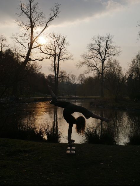 Handstand Aesthetic, Handstand Canes, Athletic Goals, Gymnastics Handstand, Winter Arc, Yoga Beach, Gymnastics Photos, House Photography, Photography Classes