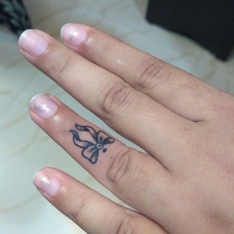 Bow On Finger Tattoo, Bow Tattoo Finger, Bow Tattoo On Finger, Bow Finger Tattoo, Red Bow Tattoo, Bow Finger Tattoos, Tattoo On Finger, Cool Finger Tattoos, Tattoo Finger