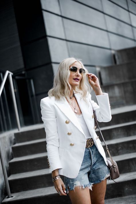 STYLECASTER | 29 Outfits Worth of Proof That Blazers and Shorts Aren't Mutually Exclusive Denim Shorts With Blazer Outfit, Balmain Blazer Outfits, Short Blazer Outfits, Chic Denim Outfits, Outfit Recreation, Blazer Ideas, White Jackets, Denim Shorts Outfit, Balmain Blazer