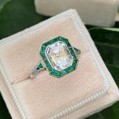 Halo Engagement Ring Emerald, Art Deco Diamond Rings, Emerald Engagement Ring Cut, Art Deco Engagement, Dream Engagement Rings, Emerald Engagement, Deco Engagement Ring, Deco Ring, Art Deco Engagement Ring