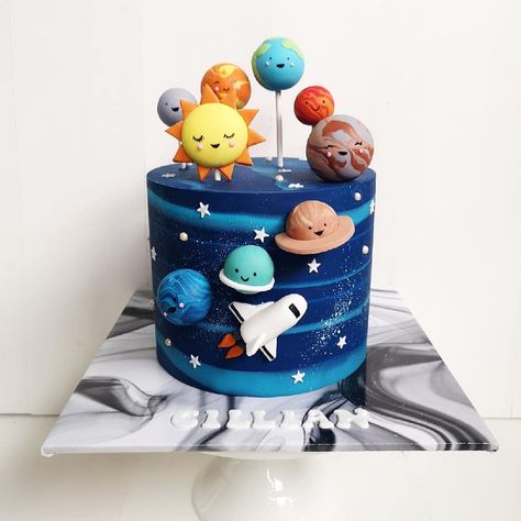 Sweet Endings by Lulu on Instagram: “Let's take a trip to space, we'll see the sun, the moon and the stars! . . . #noveltycakes #customcakes #birthdaycake #cakeart #cakedesign…” Cake Wall Decor, Two The Moon Birthday Party, Moon Birthday Party, Γενέθλια Mickey Mouse, Planet Birthday, Planet Cake, Two The Moon, The Moon And The Stars, Boys 1st Birthday Party Ideas