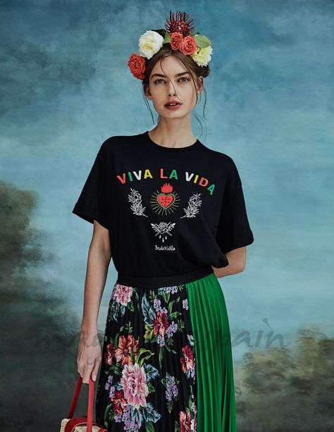 Stradivarius homenajea a Frida Kahlo Frida Kahlo Outfit Ideas, Mexican Outfit Ideas, Mexican Outfits For Women, Mexican Clothing Style, Outfit Mexicano, Mexico Party, Mode Ab 50, Frida Kahlo Style, Mexican Fashion