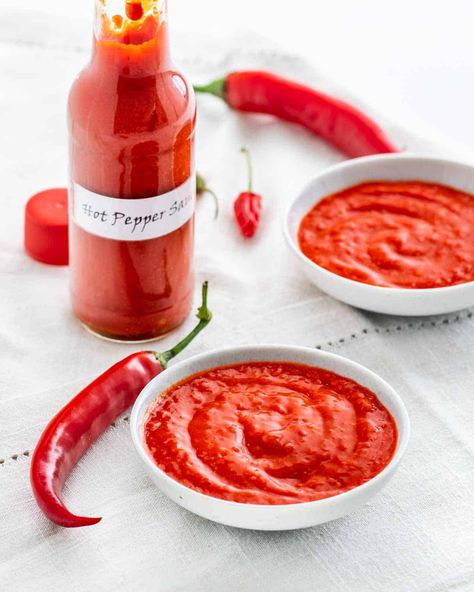 Louisiana Hot Sauce Recipe, Fermented Hot Sauce Recipe, Hot Pepper Recipes, Cayenne Pepper Sauce, Homemade Hot Sauce, Louisiana Hot Sauce, Hot Sauce Recipes, Hot Sauces, Red Chile