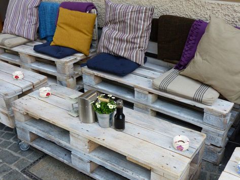 soffa-lastpall Unique Pallet Ideas, Pallet Bank, Pallets Outdoor, Pallet Outdoor Furniture, Cheap Landscaping, Backyard Patio Furniture, Pallet Lounge, Cheap Landscaping Ideas, Pallet Garden Furniture