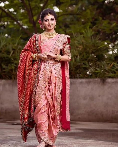 The Marathi looks are absolutely stunning #MarathiWedding #Bride #Groom #MarathiVivah #Elegance #WeddingBliss #TraditionalMarathi Designer Nauvari Saree, Royal Marathi Wedding Look, Modern Nauvari Look, Bridal Nauvari Saree, Maharashtrian Bride Reception Look, Saptapadi Look For Bride, Vidhi Look For Bride, Saptapadi Look For Bride And Groom, Marathi Bride Hairstyle