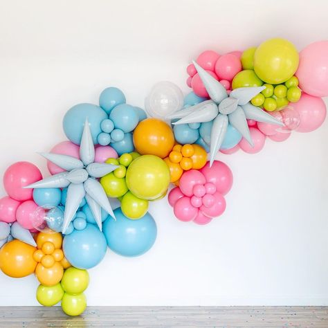 Love the look of Organic Garlands? Full installation starts at 15’. Although your space may not be 15’ in length we need this footage to… | Instagram Bright Colored Balloon Arch, 6 Ft Balloon Garland, 5 Color Balloon Arch, Bright Balloon Garland, Colorful Balloon Garland, Summer Balloon Garland, Colorful Balloon Arch, Balloon House, Rainbow Party Decorations