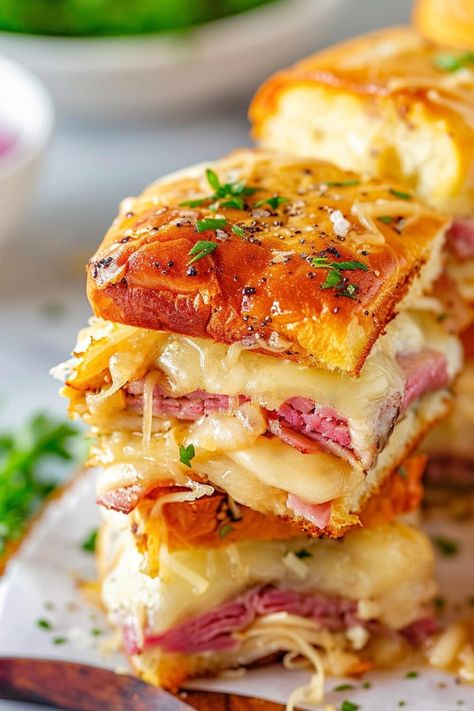 Be the hit of the party with these Reuben sliders! These bite-sized corned beef, Swiss cheese, and sauerkraut sandwiches are guaranteed to satisfy. Reuben Sliders, Reuben Recipe, Beef Sliders, Deli Sandwiches, Dinner Sandwiches, Slider Buns, Slider Recipes, Dinner Recipes Crockpot, Swiss Cheese