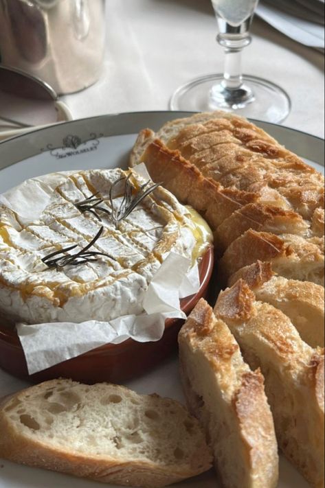 Camembert Aesthetic, Brie Aesthetic, Baked Camembert, Aesthetic Dinner, Healthy Food Motivation, Food Is Fuel, Food Obsession, Beautiful Food, Sweet Savory