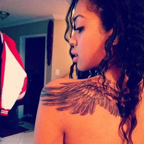 Angel Wings Tattoo Shoulder, Wing Tattoos On Back, Tattoo Son, Wing Tattoos, Flower Wrist Tattoos, Wing Tattoo Designs, Angel Wings Tattoo, Geniale Tattoos, Wing Tattoo