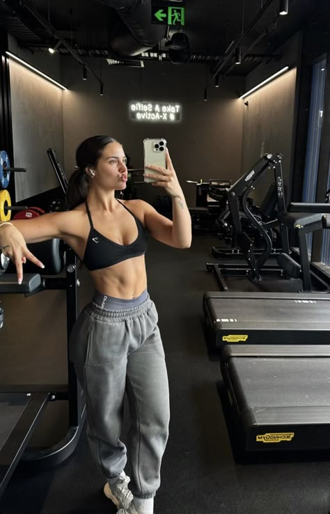 Female Gym Rat Aesthetic, Gym Rat Outfit, Goop Glow, Gym Diary, Gym Girl Aesthetic, Gym Photography, Gymwear Outfits, Fitness Aesthetic, Health Is Wealth