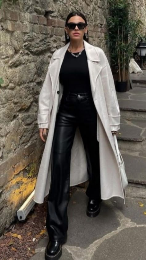 White Leather Jacket Outfit, Formal Ootd, Wag Outfits, Effortless Chic Outfits, Trench Outfit, Trendy Winter Fashion, Black And White Coat, White Trench Coat, Winter Coat Outfits