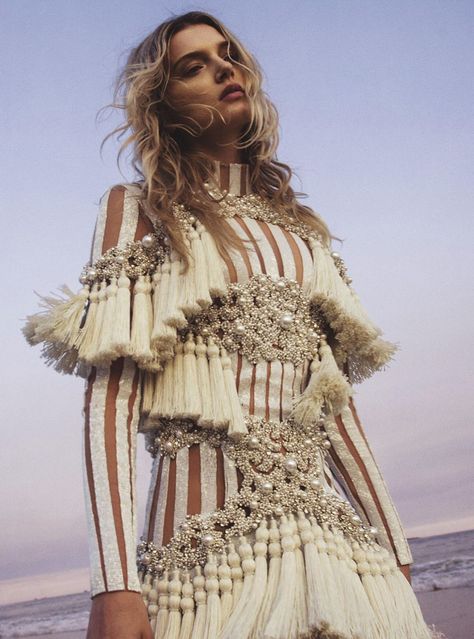 Lily Donaldson in Vogue Australia September 2016 by Sebastian Kim Lily Donaldson, Mode Editorials, Fringe Fashion, Vogue Australia, Inspiration Mode, Looks Style, Fashion Details, Editorial Fashion, Runway Fashion