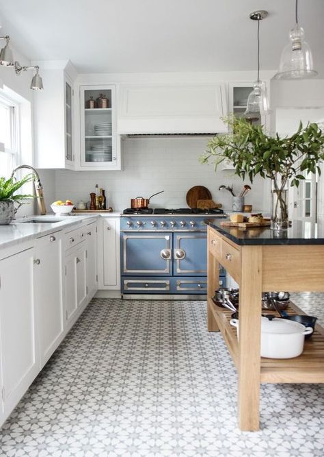 Beautiful tile flooring Kabinet Dapur, Decor Ikea, Casa Vintage, Classic Kitchen, Kitchen Floor Tile, Kitchen Cabinet Colors, Modern Farmhouse Kitchens, Kitchen Floor, Bathroom Renos