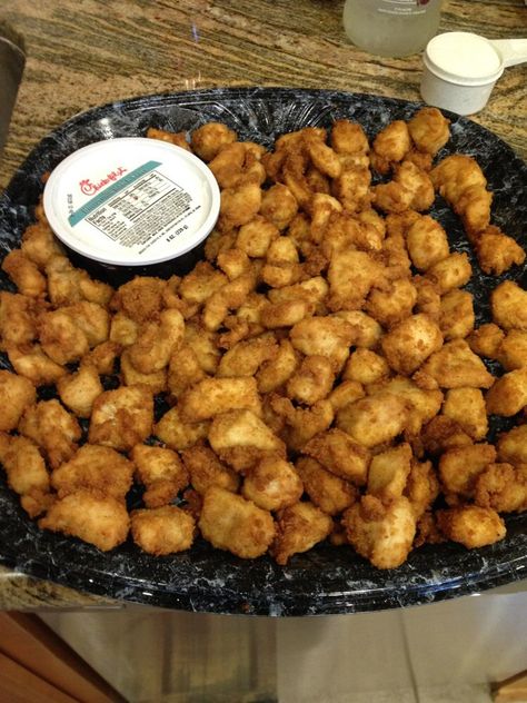 Chick fil a nugget tray Chick Fil A Chicken Nuggets, Wedding Shower Food, Christmas Party Snacks, Chick Fil A Nuggets, Birthday Party Snacks, Dancing Videos, Food Motivation, Chicken Nugget, Num Num