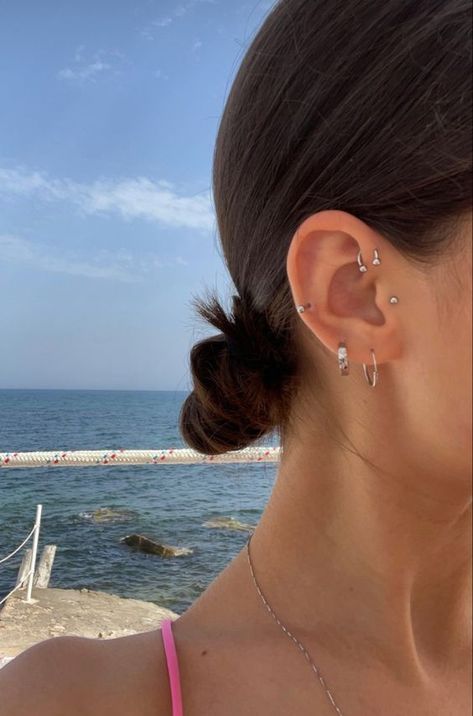 Ušný Piercing, Minimalist Ear Piercings, Gold Jewelry Aesthetic, Unique Ear Piercings, Ear Peircings, Jewelry Closet, Aesthetic Dream, Cool Ear Piercings, Pretty Ear Piercings