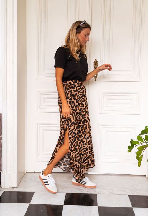 @easyclothesusa / Leopard print for fall, fall outfits, women fall outfits Long Leopard Skirt Outfit, Leopard Maxi Skirt Outfit, Grown Outfits, Leopard Print Skirt Outfit, Leopard Skirt Outfit, Outfit Minimalista, Cheetah Print Outfits, Skirt Outfit Casual, Printed Skirt Outfit