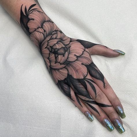 60+ Hand Tattoo Ideas for the Creative and Artistic - 100 Tattoos Cover Up Finger Tattoos, Hand Tattoo Cover Up, Tattoo Main, Full Hand Tattoo, Mandala Hand Tattoos, Skull Hand Tattoo, Rose Hand Tattoo, Knuckle Tattoos, Hand And Finger Tattoos