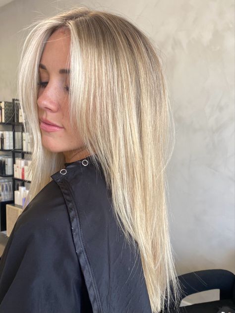 Long Angled Curtain Bangs, Blonde Hair Pulled Back, Natural Highlights Blonde Hair, Dark Blonde With Light Money Pieces, Blonde Balayage Root Shadow, Honey Blonde Hair With Highlights And Lowlights, Money Piece On Dirty Blonde Hair, Natural Hair Dye Ideas Blondes, Highlight Underneath Hair