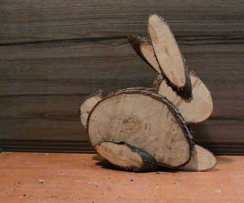 How to make a Easter bunny out of different size logs.Easy to make.... Great result.All you need is:1. Logs 2. Bandsaw or handsaw 3. Nailgun. Hope you injoy it. Wood Log Crafts, Easter Bunny Pictures, Easter Wood Crafts, Wood Slice Art, Wood Slice Crafts, Deco Nature, Wood Animal, Easter Projects, Easter Art