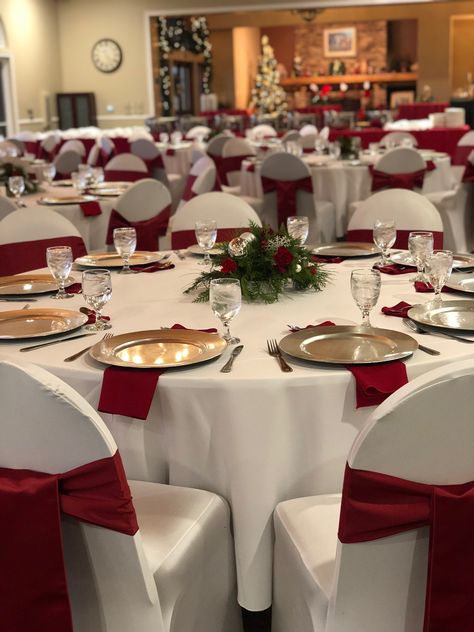 Red And White Banquet Decorations, Red White Gold Decorations, Red Round Table Decorations, Quinceanera Tables Set Up, Red White Table Decorations, Red And Silver Quinceanera Decorations, Red Quince Tables, Red Wedding Theme Table Decor, Main Table Quinceanera Red