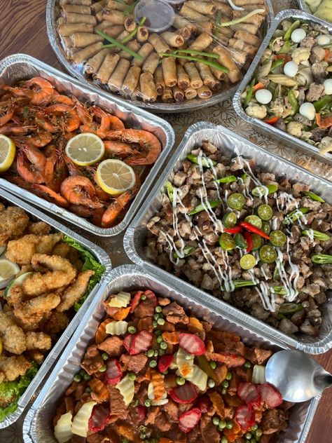 Food Catering Aesthetic, Pinoy Handaan Birthday, Pinoy Birthday Party Food, Birthday Handaan, Filipino Birthday Party Food, Filipino Food Party Table, Filipino Party Food Ideas, Filipino Food Party, Food Set Up