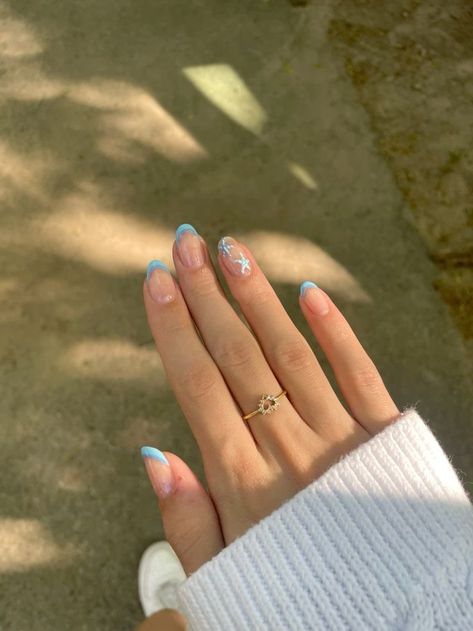 Simple Summer Design Nails, Spain Summer Nails, Blue Beachy Nails, Bermuda Nails, Beach Blue Nails, Floral Nails Blue, Summer Nail Inspo Simple, Finger Biting, Daisy Acrylic Nails