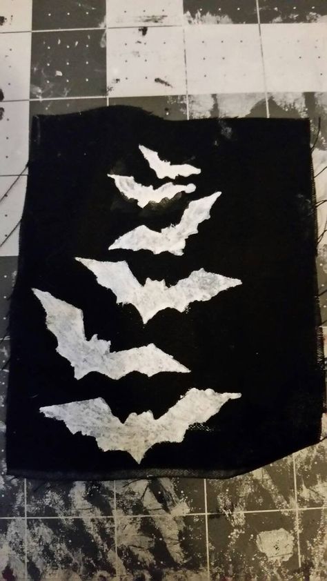 "Item: bats patch Size: 3.5\" by 4.25\" inches material: acrylic paint on 100% cotton fabric" Cool Patches Diy, Patches Ideas Diy, Goth Battle Jacket, Punk Patches Ideas, Diy Punk Patches, Diy Patches Punk, Pants Patches, Goth Patches, Diy Goth Clothes