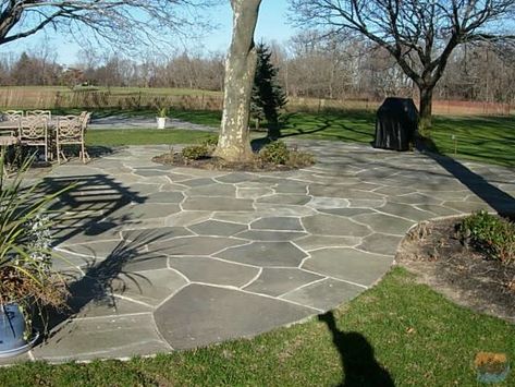 IRREGULAR BLUESTONE Blue Stone Patio, Stone Patio Ideas, Flagstone Patio Design, Flagstone Pavers, Flagstone Walkway, Crazy Paving, Patio Pavers Design, Bluestone Patio, Stone Patio