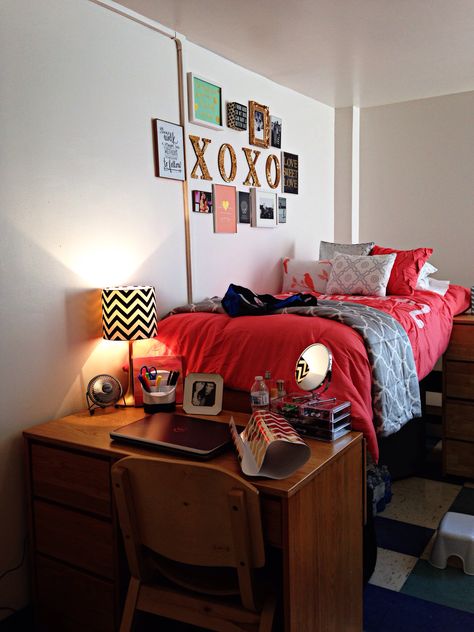 This is a student's room in one of our Residence Halls. University Room Decoration, Adelphi University, Small Office Room, College Bedroom Decor, Cozy Small Bedrooms, Student Bedroom, Bedroom Inspirations Minimalist, College Bedroom, College Ideas