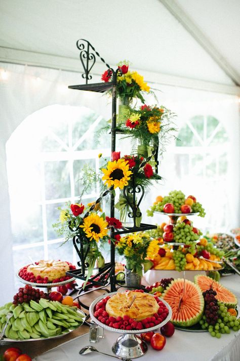 Cake Platter Decor Display, Graduation Banquet, Fruit Tables, Food Display Table, Peacock Wedding Cake, Set Up Ideas, Fruit Platters, Gourmet Food Plating, Catering Display