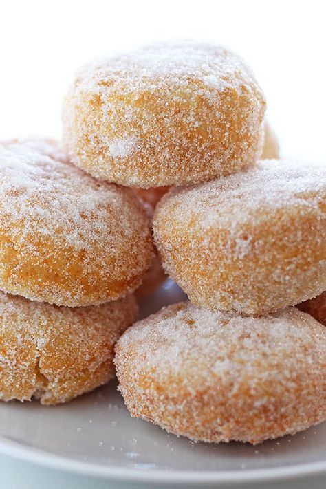 Homemade Chinese Doughnuts - Reminiscent of the ones you get from the Chinese buffet dessert table but made from scratch in less than 1 hour. Chinese Doughnut, Chinese Donuts, Chicken Thights Recipes, Homemade Chinese, Chinese Foods, Chinese Chicken Recipes, Best Chinese Food, Mapo Tofu, Chinese Dessert